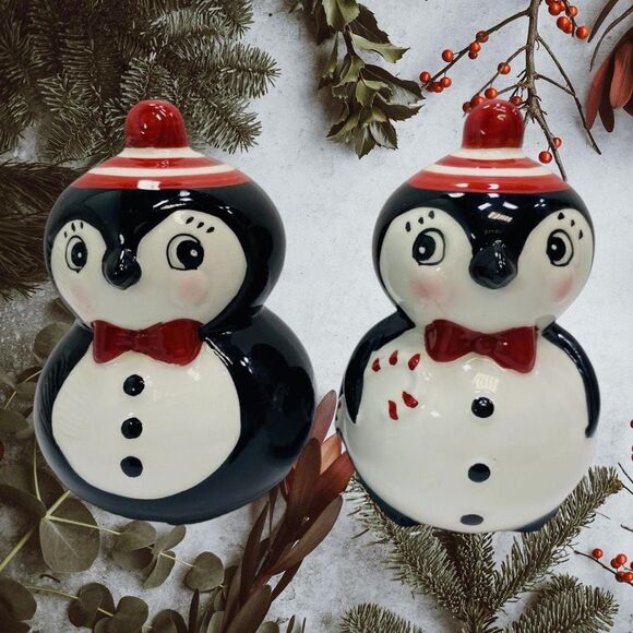 Johanna Parker Carnival Cottage Collectible CHRISTMAS PENQUIN  Salt/Pepper Set - Picture 1 of 8